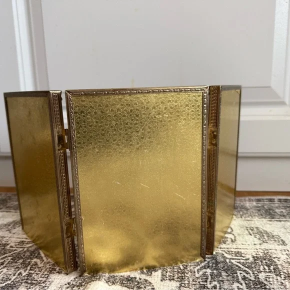 Vintage tri fold  5X 7 frame - Picture 2 of 2